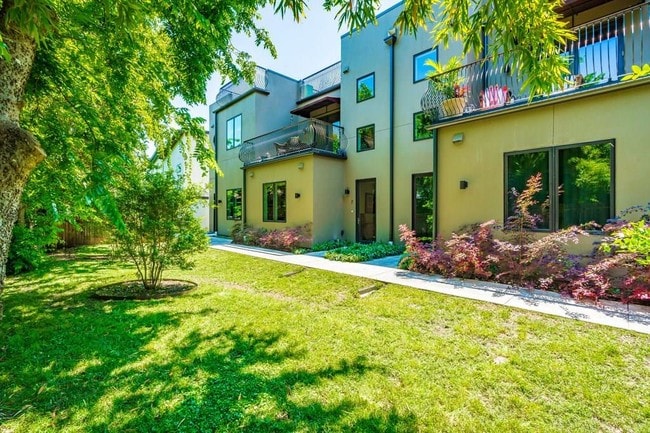 Building Photo - 206 E Live Oak St Unit F