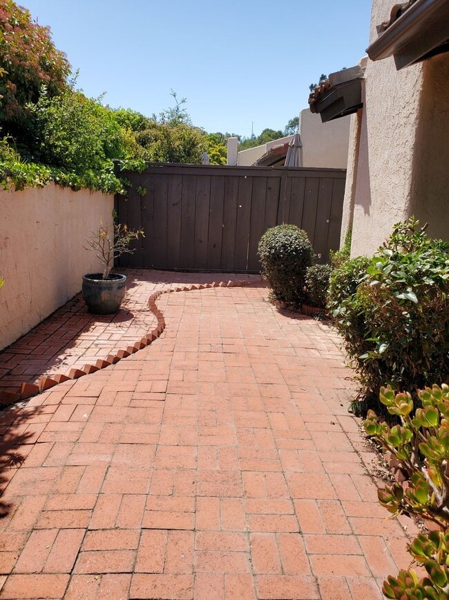 Building Photo - 34 El Mirador Ct