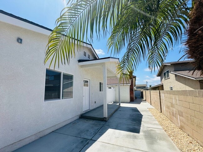 Building Photo - Willow Cir Unit A Rental