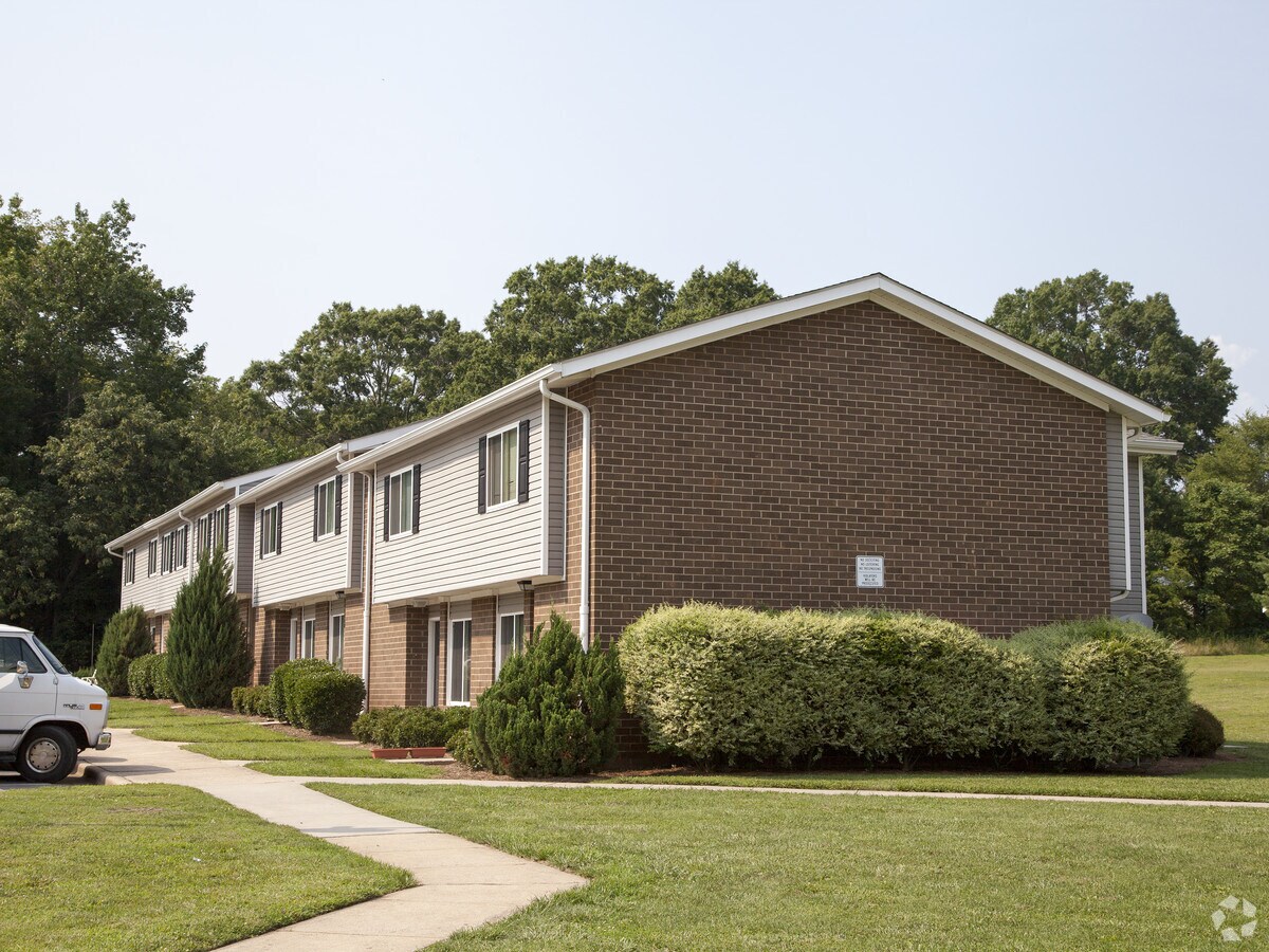 Exterior - Brownstone Commons Apartments