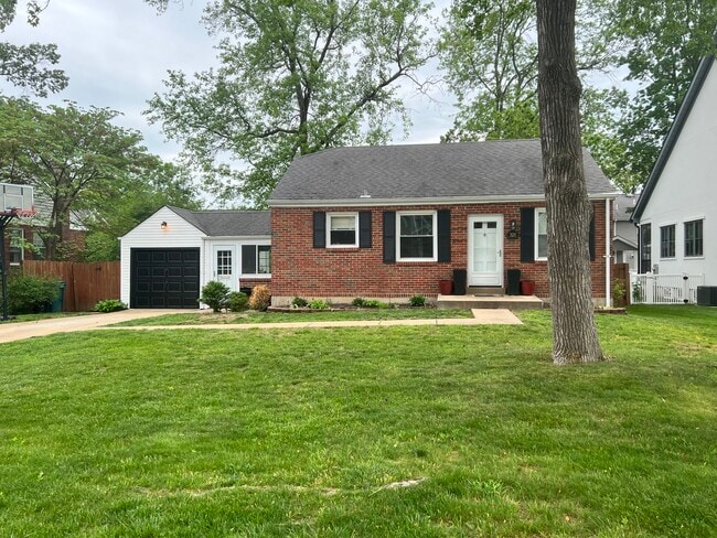 Building Photo - 320 Fairway Ln