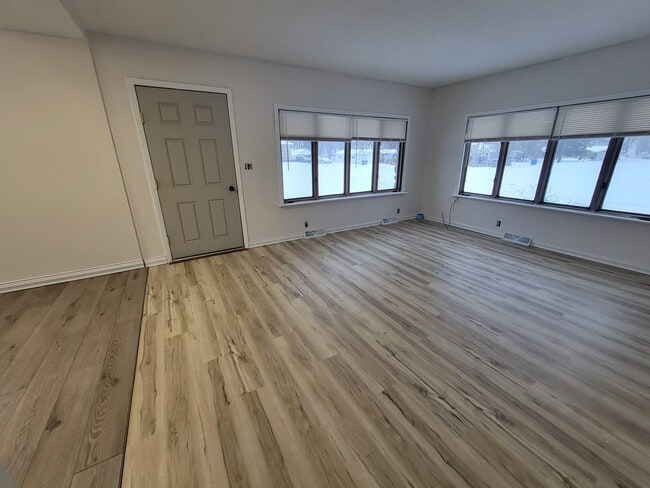 Photo - 802 Le Hillier St Unit 4 Bed 2 Bath + Laundry