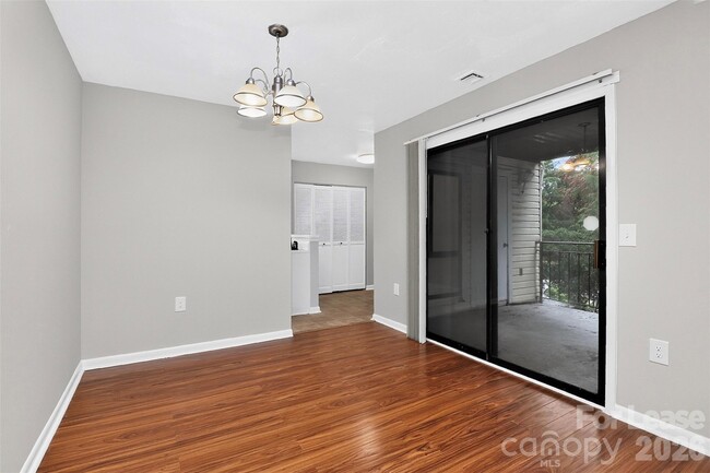 Photo - 4804 Spring Lake Dr Unidad C