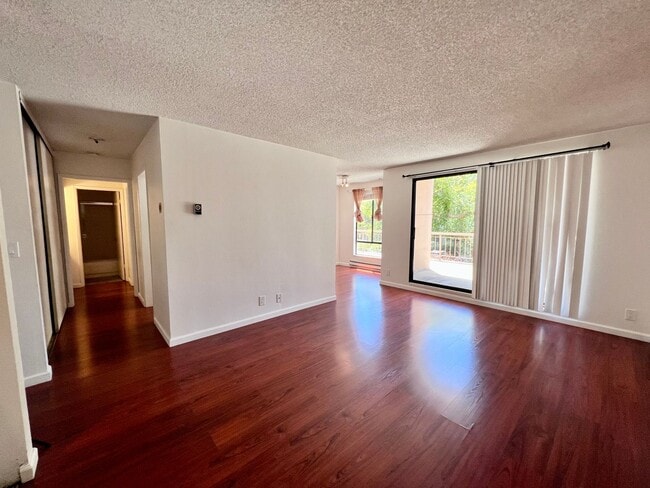 Building Photo - Bright 1/1 with an extra large patio, park... Unit D236