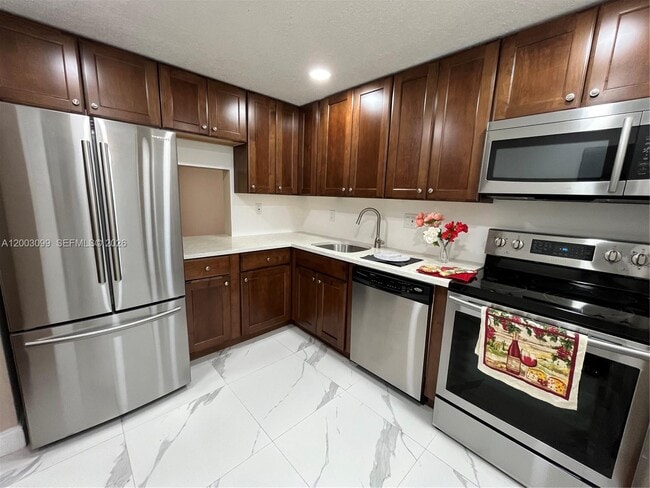 Building Photo - 7900 S Colony Cir Unit 204