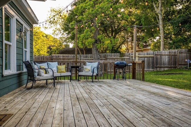 Building Photo - 909 W Main St