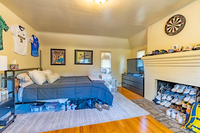 5BR, 2BA - 4,000SF - Bedroom 2 - 1532 Packard St