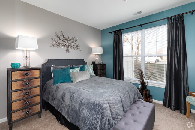 2BR, 2BA - 925SF
