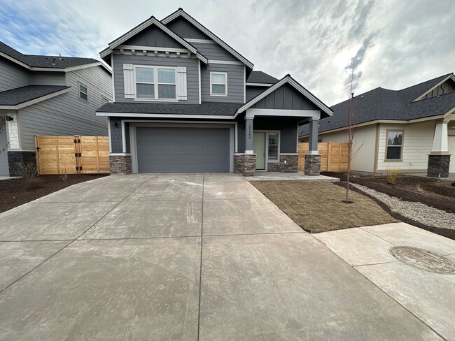 Building Photo - Newer SE Bend House w/A/C, 3 Bdrms, 2.5 Baths, 2160 Sq Ft, EVO OUTLET, Access to Pool, Dbl Garage