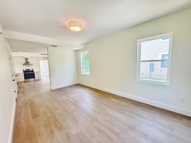 Photo - 932 Alexander St