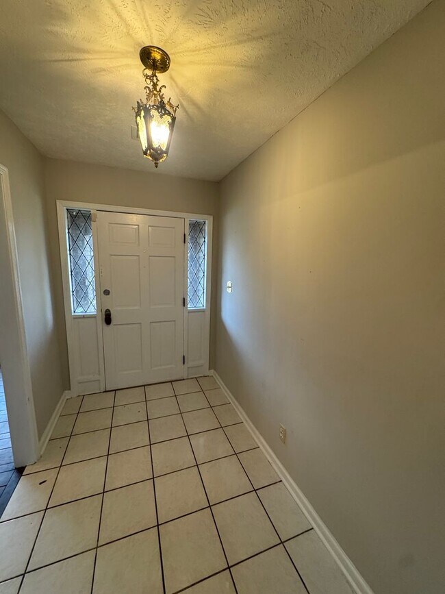 Photo - Large FOUR bedroom in Brentwood