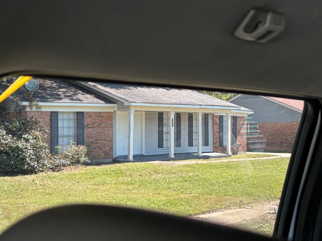 Building Photo - 3802 Heritage Dr N Rental