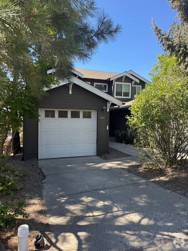 Building Photo - Updated duplex in NW Bend Rental