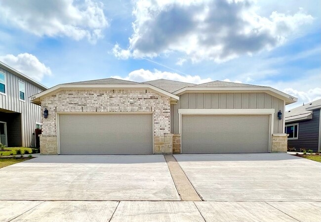 Building Photo - AVAILABLE NOW! GORGEOUS 3 BEDROOM DUPLEX LOCATED IN MIDLOTHIAN ISD!