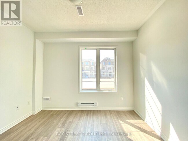 Photo - 1362 William Halton Pkwy W