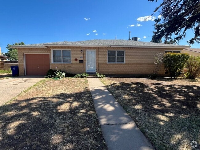 Building Photo - Quaint 3 Bedroom 2 Bathroom Home In The NE!