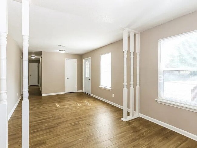 Photo - 255 Oak Lake Dr