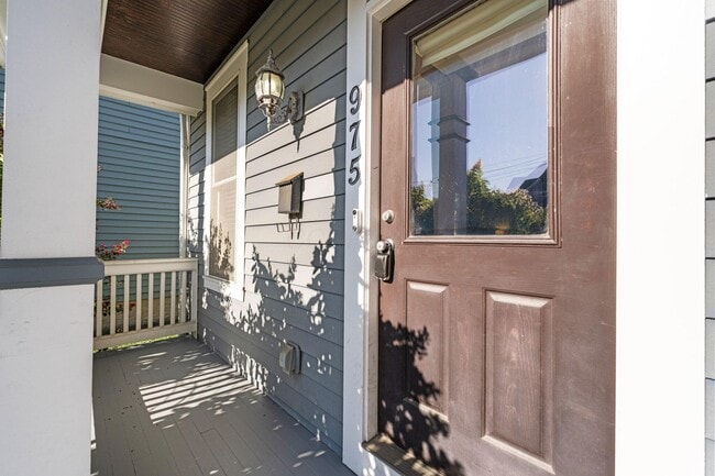 Photo - 975 N 6th St