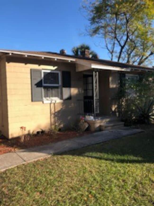 Building Photo - Three Bedroom One Bath Rental