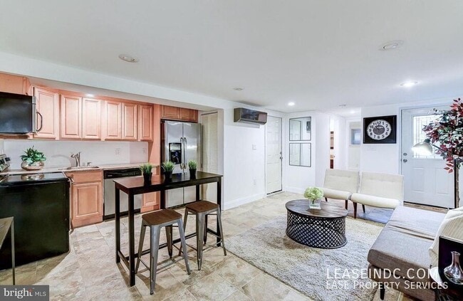 Photo - 31 T St NW Unidad #B