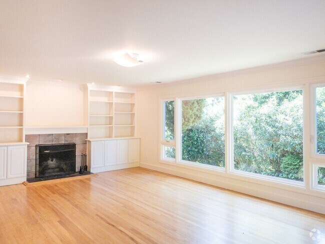 Building Photo - 3BR/2BA Lovely Home! Flat Yard! Parking! ...