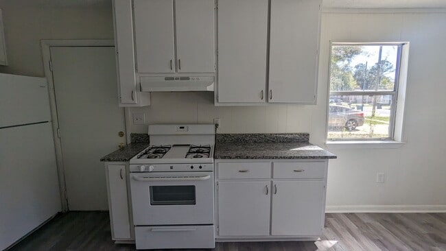 Photo - 227 Bay St NW