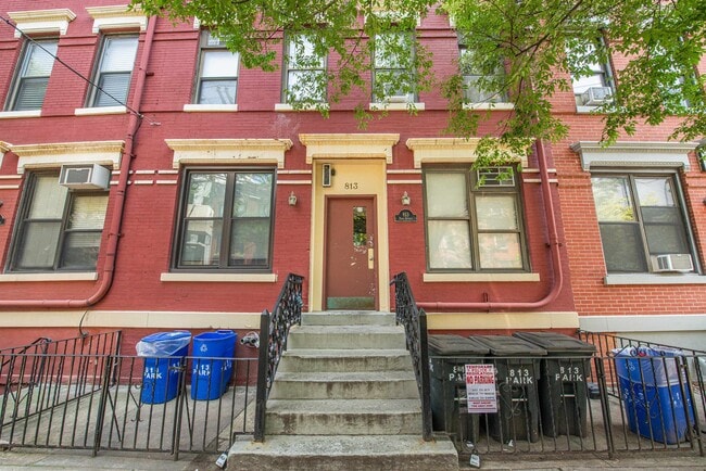 Building Photo - 813 Park Ave Unit 8/4R Rental