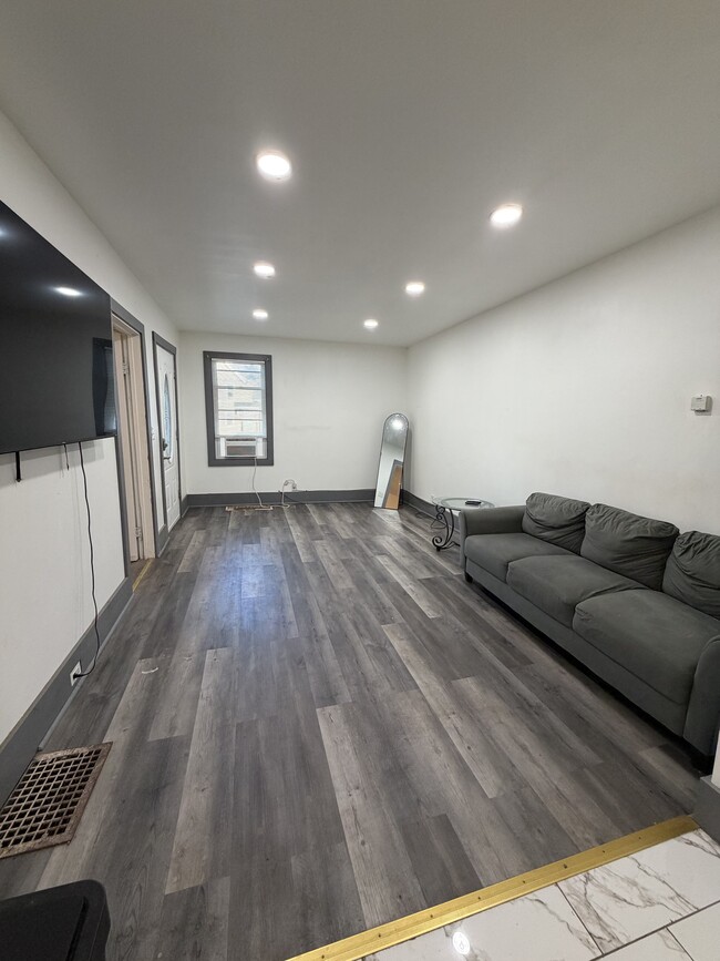 Building Photo - 51 Walnut St Unit 3