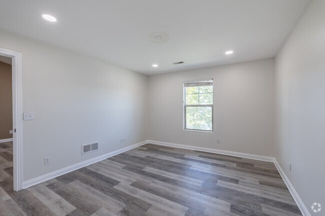 2BR, 2BA - 1,150SF - Primary Bedroom