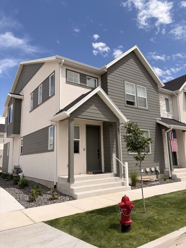 Building Photo - Stunning End Unit Townhome in Sunrise Ranch - Mapleton