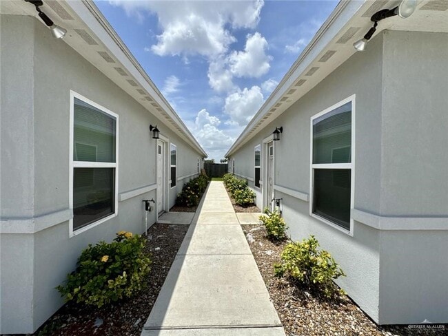 Building Photo - 13 Red Bud Dr Unit 1