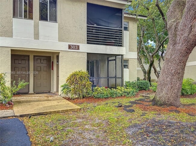 Building Photo - 303 Gardens Dr Unit 206