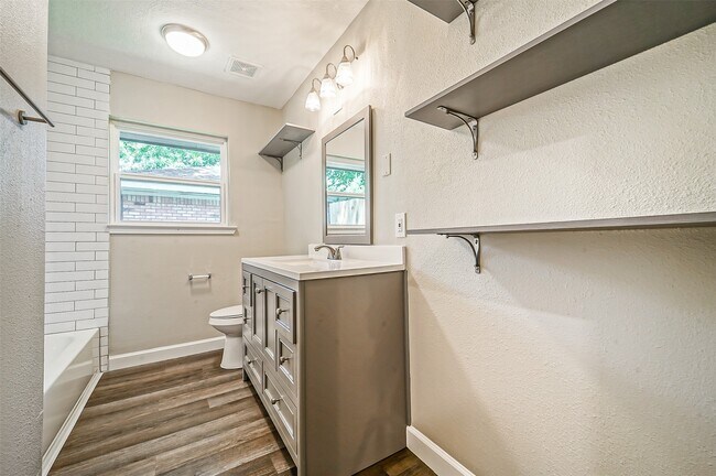 Photo - 2605 Leslie St