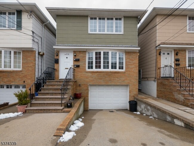 Building Photo - 402 N 5th St Rental