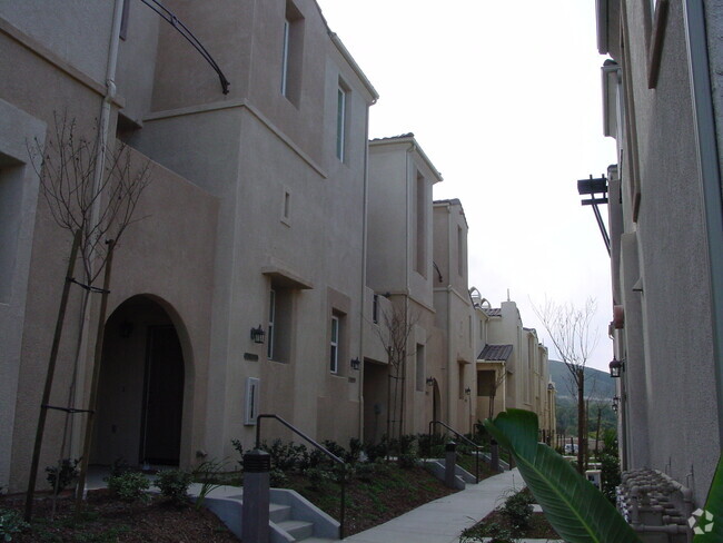 Building Photo - 3BD 3BA 2CAR GARAGE - GATED COMMUNITY OF S... Rental