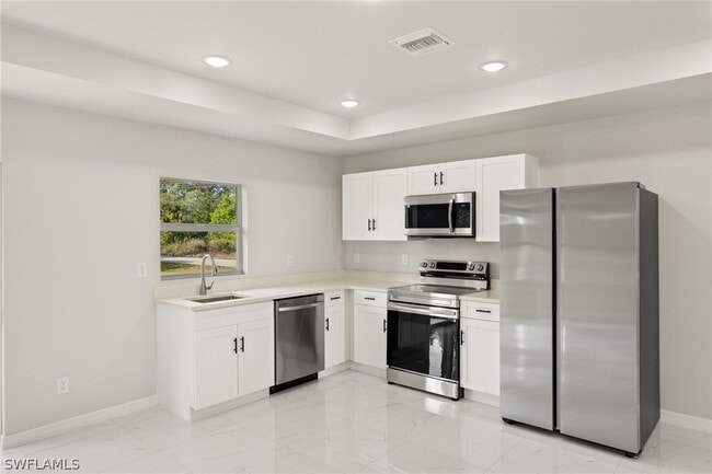 Building Photo - 835 Palomino St E