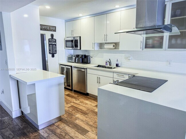 Building Photo - 7830 Dickens Ave Unit 403