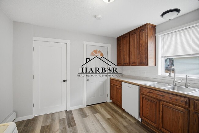 Photo - 401 3rd Ave SW