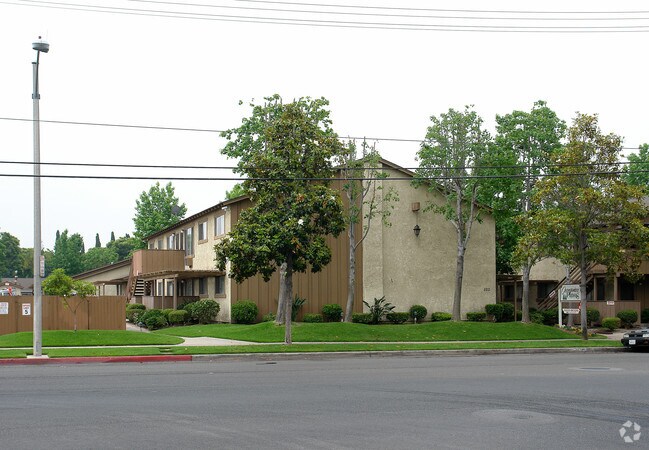 Orangewood Pines Apartments - Orangewood Pines Apartments