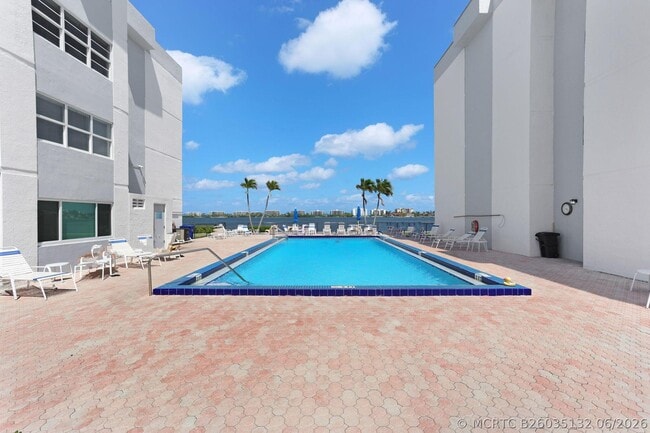 Building Photo - 1516 S Lakeside Dr Unit 103