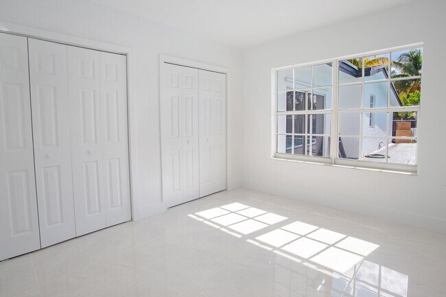 Photo - 17600 NE 2nd Ct