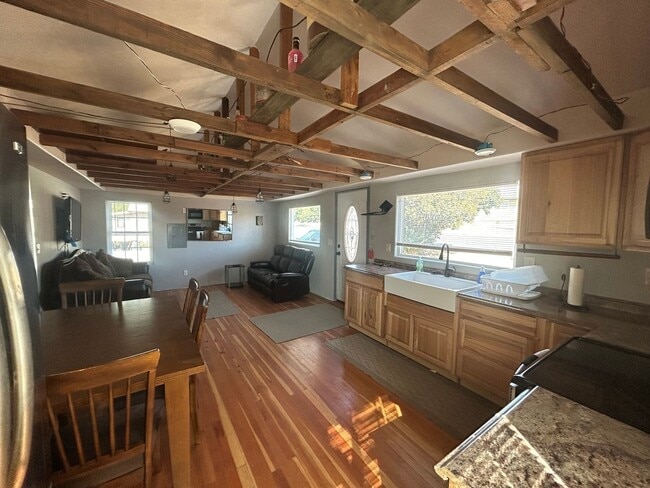 Building Photo - Fully furnished large 1 bedroom