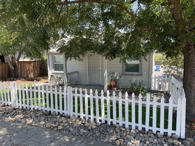 Building Photo - Charming and cozy 2 bedroom home in prime location of Walnut Creek!