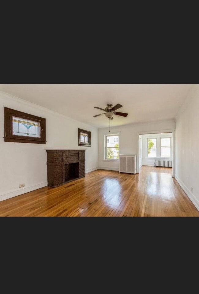 Living Room - 3007 W Sunnyside Ave Unit 2