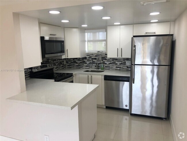 Building Photo - 8290 Lake Dr Unit 409 Rental