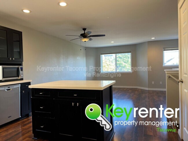 Photo - 628 N Steele St