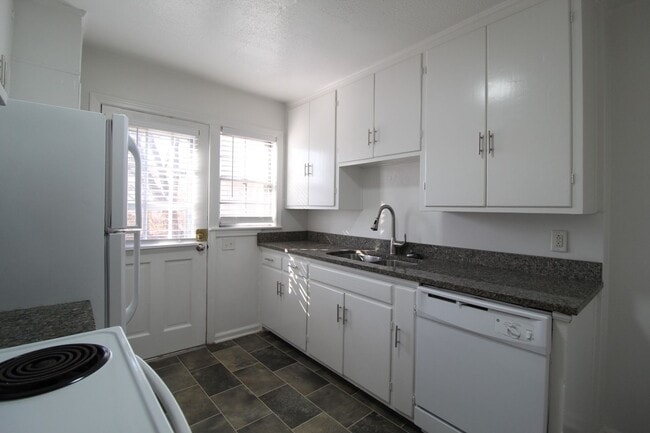 Photo - February FREE On This 2 Bedroom 1 Bath Duplex In The Waldo Area