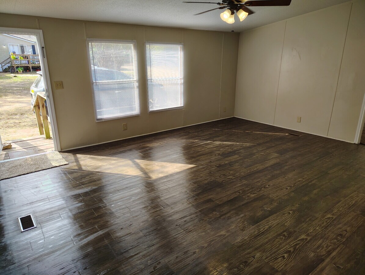 Photo - 600 Davis Cir