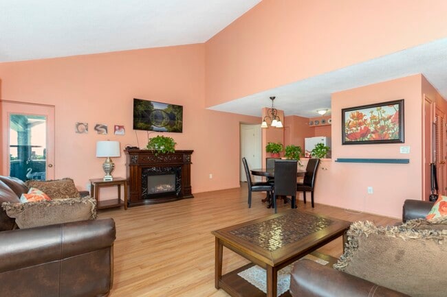 Sala de estar y comedor - 50 S Common St Unidad 507