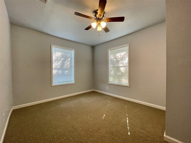 Photo - 150 Huisache St